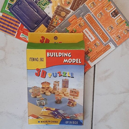 3D Puzzle Building Model like new, 1990s, 4 cards included