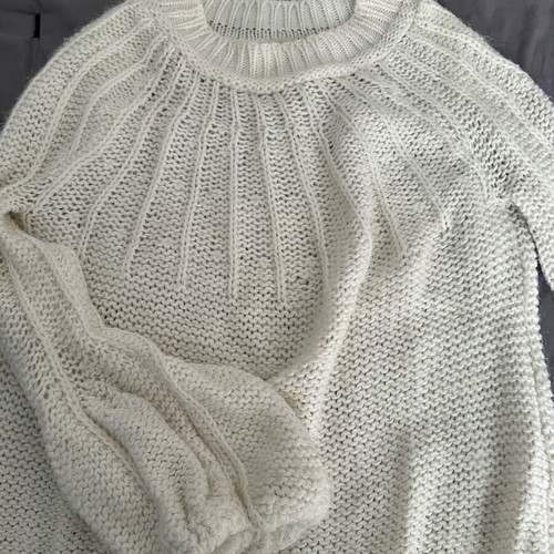 Karavan white pullover one size like new, balloon sleeves
