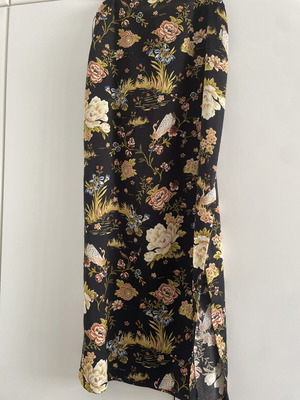 Zara skirt like new with slit and waist cutouts, multicolor