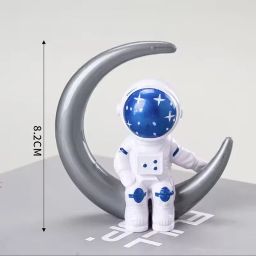 Cake decoration like new with 4 astronaut figures and 5 plastic stars