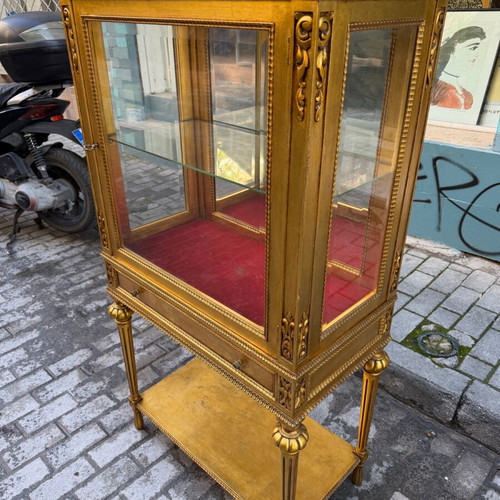 Display cabinet with gold leaf like new, with one shelf