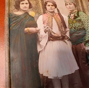 Δεκαετία του 1920, επιχρωματισμένη φωτογραφία δεσποινίδων με παραδοσιακές φορεσιές