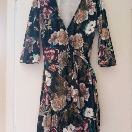 Dress printed with velvety texture wrap style like new, with belt