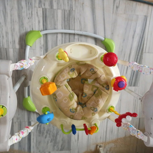 Baby jumper like new with colorful toys and 360-degree rotation
