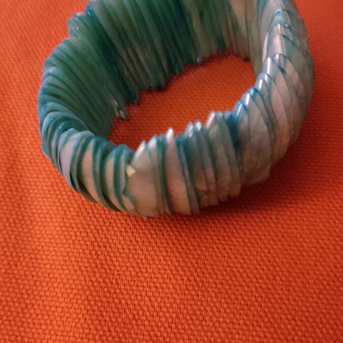 Elastic bracelet made of iridescent shell like new