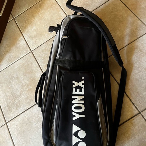 Yonex bag black in excellent condition