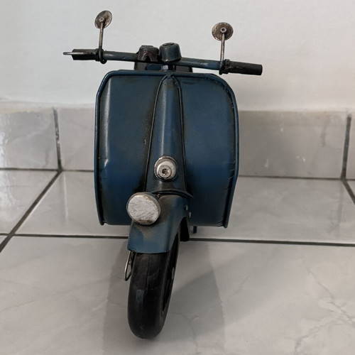 Collectible metal Vespa miniature like new, blue