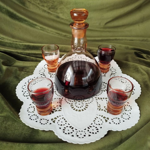 Vintage glass carafe with 4 glasses set like new