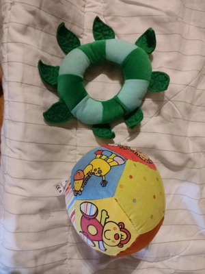 Stuffed toy ball and wreath set of 2 like new