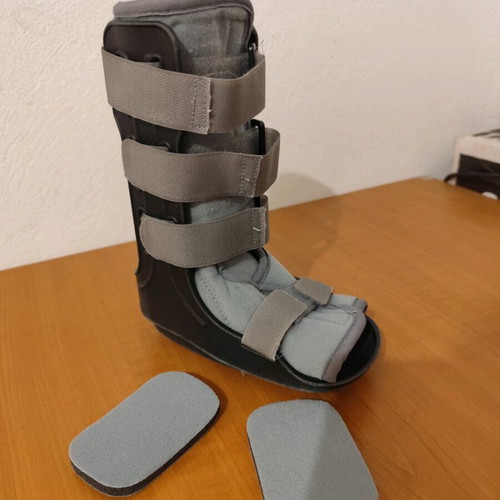 Orthopedic walking boot e-life kids size L like new with box