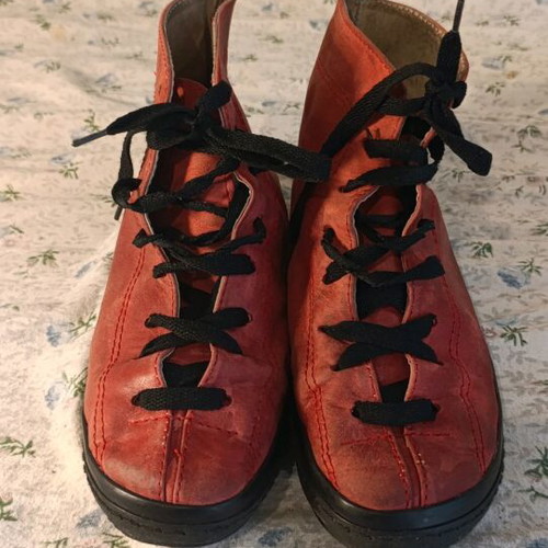 Red leather ankle boots size 37 used, sturdy design with black laces