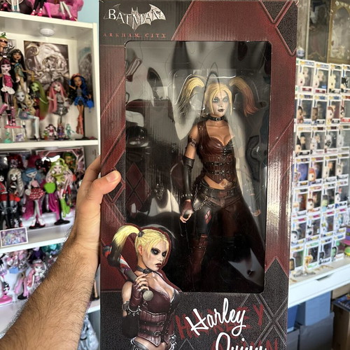 Harley Quinn Neca 1/4 Scale Collectors Figure like new