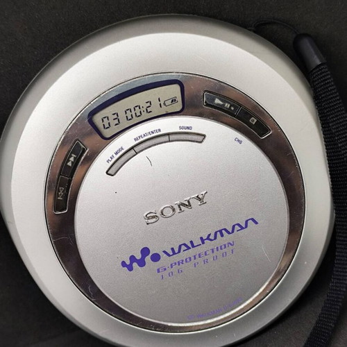 Sony Walkman D-EJ621 Portable CD Player like new with original strap