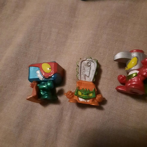 Superzincs metal box with 6 figures like new