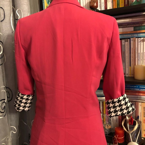 Women's fuchsia blazer like new with herringbone pattern and belt