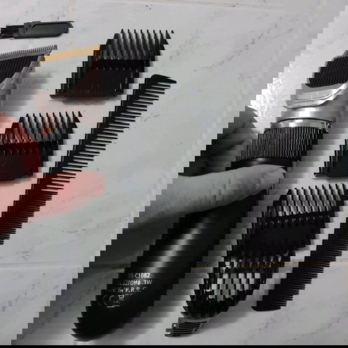 Ξυριστική - Κουρευτική Μηχανή μεταχειρισμένη με αποσπώμενες σχάρες και οθόνη