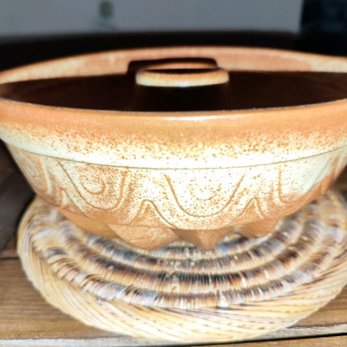 Ceramic cake mold like new