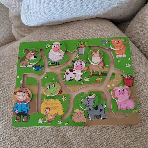 Wooden head-body matching toy with farm animals