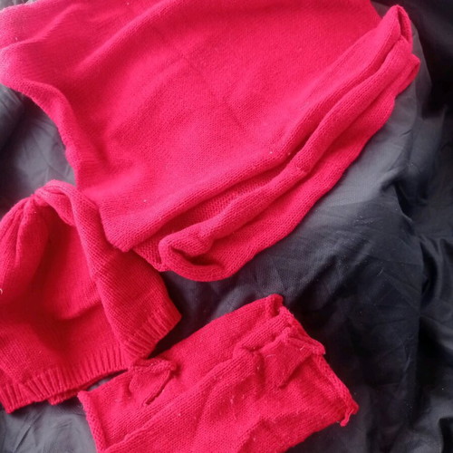 Knitted set La Redoute Collections used, red hat, neck warmer and fingerless gloves
