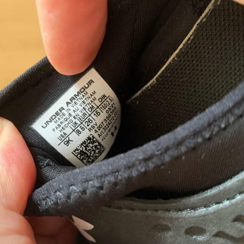 Under Armour kids shoes size 26 like new