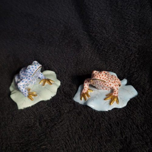 Herend Hungary Porcelain Frog on Lily Pad Set in Vieux Fish Scale Design