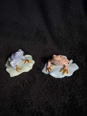 Herend Hungary Porcelain Frog on Lily Pad Set in Vieux Fish Scale Design