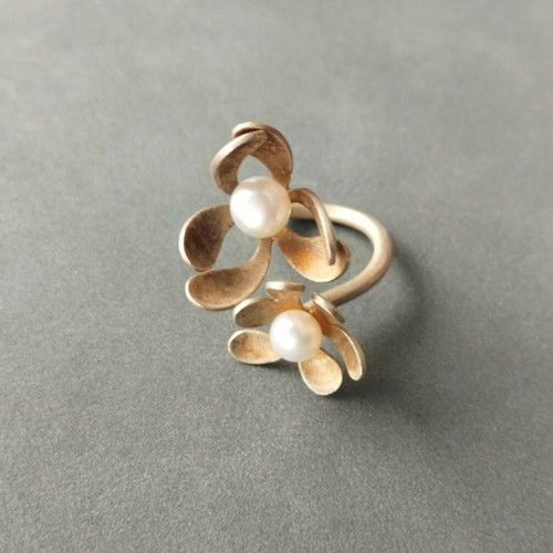 Gold-plated silver ring with pearls, flower design