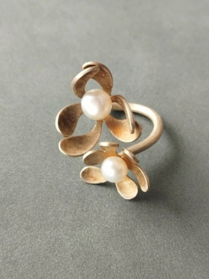 Gold-plated silver ring with pearls, flower design