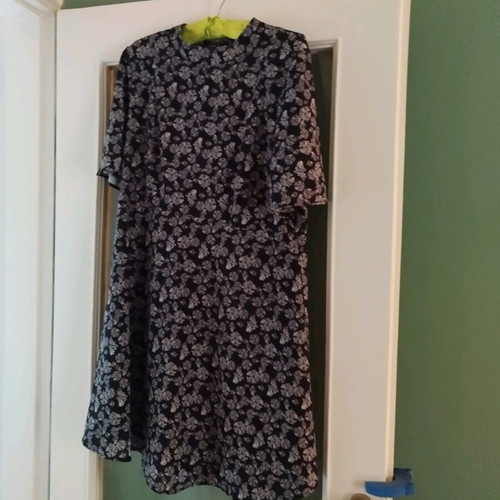 H&M floral dress with subtle back cut out like new