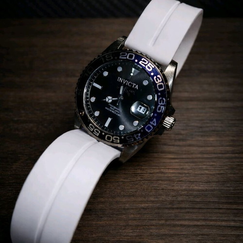 Invicta Pro Diver Professional 200 m used with date and white rubber strap