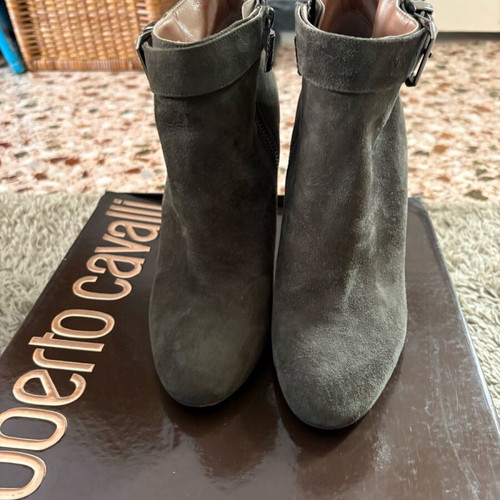 Roberto Cavalli gray ankle boots like new, suede, size 40