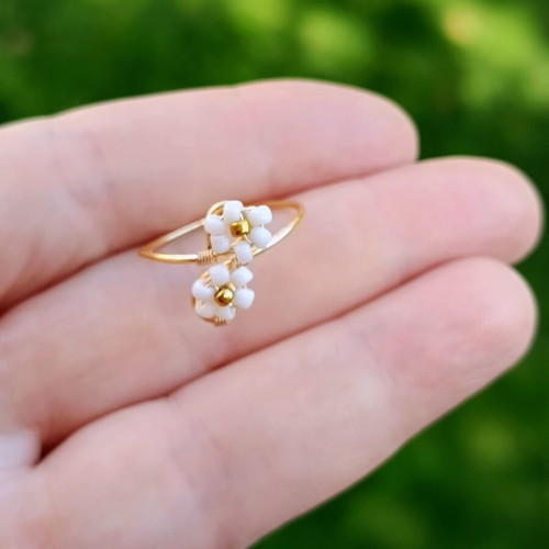 Handmade wire flower ring with adjustable size, white and gold
