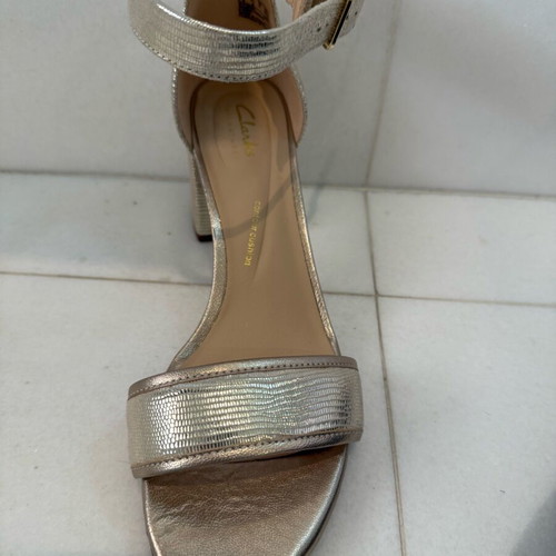 Clark’s sandals new silver-gold with soft sole