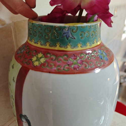 Chinese decorative vase porcelain Famille Rose palette like new