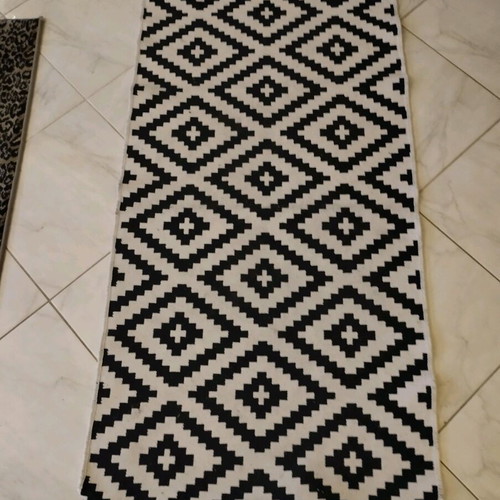 Modern rug used, dimensions 73x141