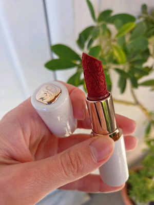 Florasis Floral Dew Care Floral Engraving Lipstick new, shade M132 Beautiful Mist