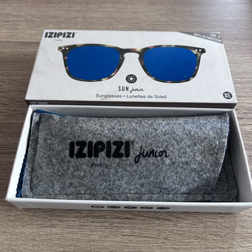 Izipizi Kids Sunglasses like new, tortoise frame, blue lenses