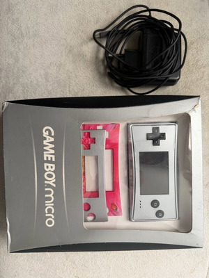 GameBoy Micro silver μεταχειρισμένο με φορτιστή, 3 faceplate και manuals