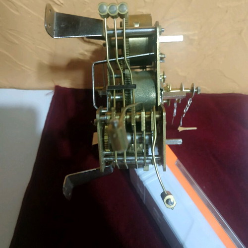 Wall clock mechanism like new with 6 hammers, gold color