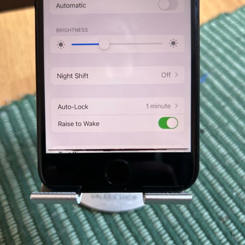 IPhone 7 32GB like new, black, with minor screen defect