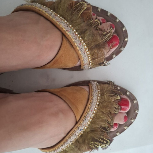Flat slippers with feathers in beige and brown, like new