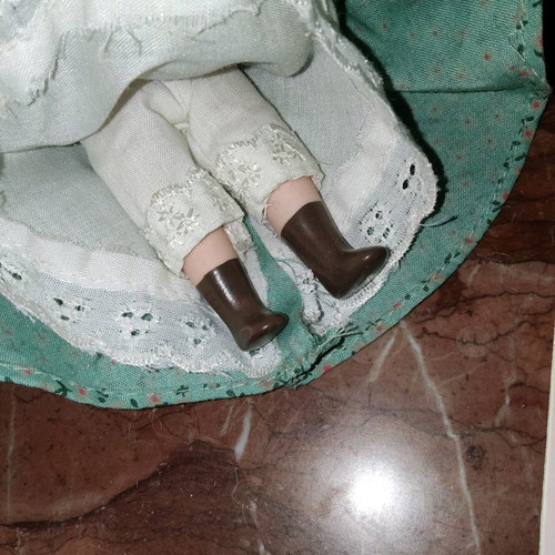 Porcelain doll used about 15cm with magazine