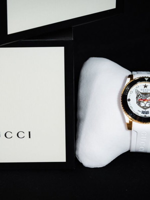 Gucci Dive YA136322 watch like new, unisex, white and gold
