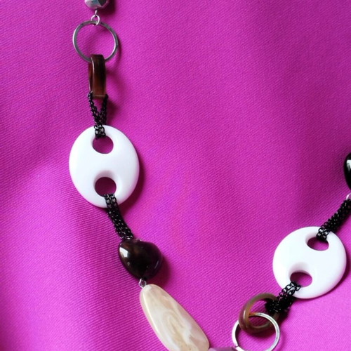 Necklace with large beads in white, beige and brown, like new