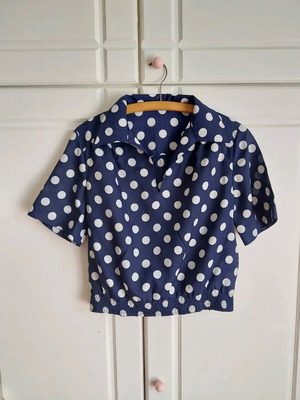 Vintage polka dot blouse with elastic waist like new, white and blue