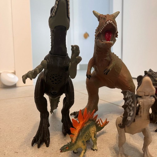 Dinosaur figures like new set of 9, 2 with sound