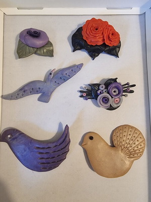 Pins set of 6 like new with beautiful designs