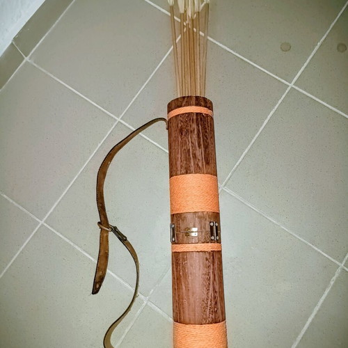 Handmade quiver with 6 stainless steel tip arrows like new