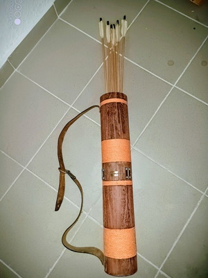 Handmade quiver with 6 stainless steel tip arrows like new