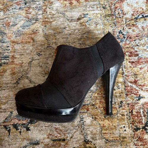 Adam’s black high-heeled shoes like new